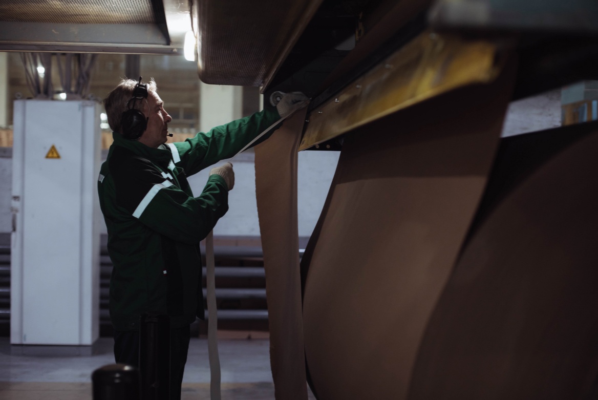 Unwinding and gluing the roll for rolling